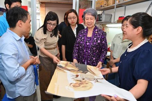 Phu nhân hai Thủ tướng Việt Nam-Singapore tham quan làng lụa Vạn Phúc
