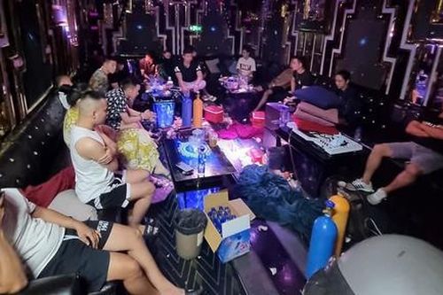 Bắt quả tang 16 nam nữ mở tiệc ma túy trong quán karaoke ven biển