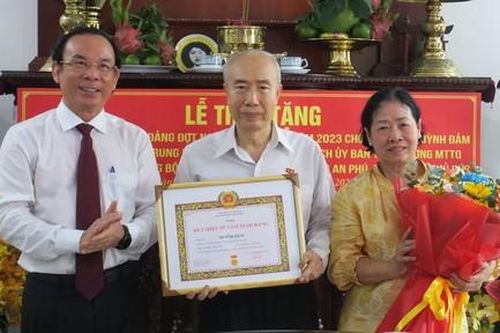 Lãnh đạo TPHCM trao Huy hiệu Đảng cho các đồng chí nguyên lãnh đạo