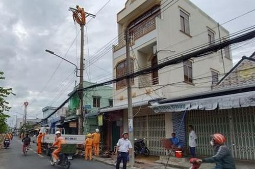 Sét đánh đứt đường dây điện trung thế, hàng ngàn hộ dân mất điện