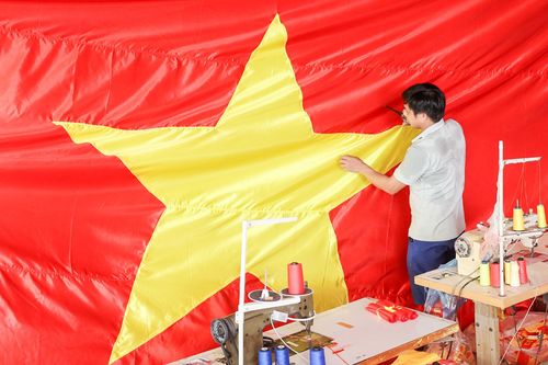 Làng may cờ Tổ quốc tất bật ngày đêm sản xuất phục vụ dịp lễ Quốc khánh 2/9
