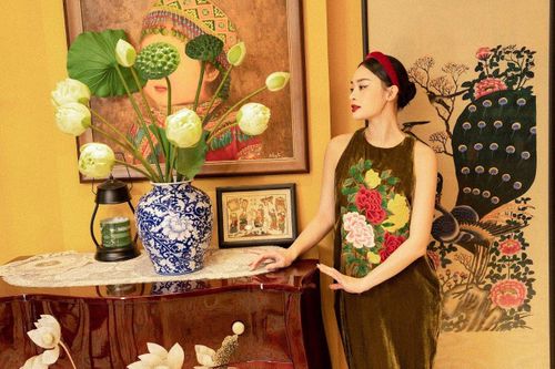Mẫu ảnh Hà thành được báo Thái phong 'ngọc nữ lookbook không tuổi'