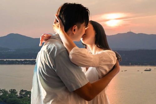 Hôn bạn gái quá nồng nhiệt, chàng trai thủng màng nhĩ