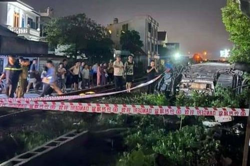 Người dân kể phút 'thót tim' thấy ôtô quay vòng, lật ngửa khi tàu hỏa tông trúng