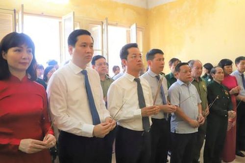 Dâng hương tưởng niệm Chủ tịch Hồ Chí Minh tại di tích cách mạng 48 - phố Hàng Ngang
