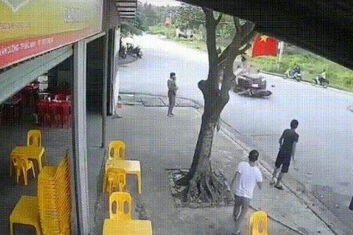 Va chạm xe con và xe máy, 3 người trong gia đình bị hất văng