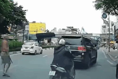 Pha phi dao cắm phập vào kính hậu ô tô của lái xe máy khiến ai cũng dựng tóc gáy