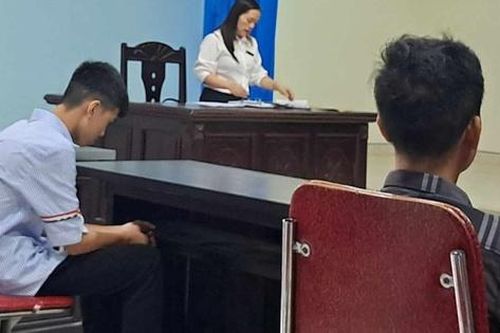 Nam sinh dùng dao đâm bạn vì bị nhắc nói chuyện riêng trong lớp