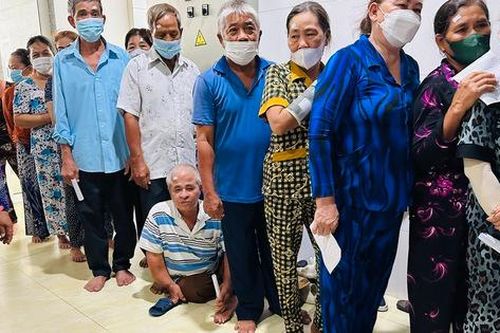 Hàng trăm người dân Cà Mau xếp hàng đợi bác sĩ Sài Gòn về phẫu thuật đục thủy tinh thể miễn phí