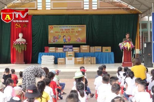 Mang niềm vui ấm áp đến với học sinh vùng cao