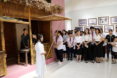 Sôi nổi cuộc thi 'Hướng dẫn viên Nhà truyền thống huyện Đan Phượng'