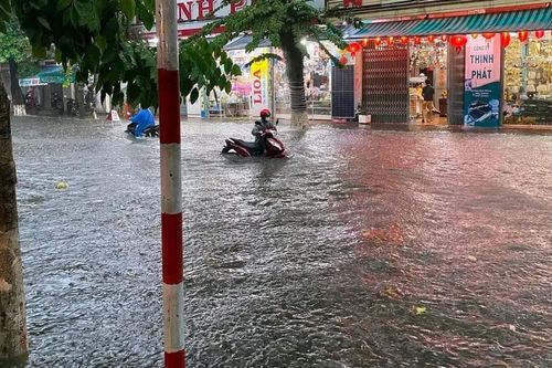 Mưa lớn, nhiều khu vực ở TP Quảng Ngãi 'chìm' trong nước