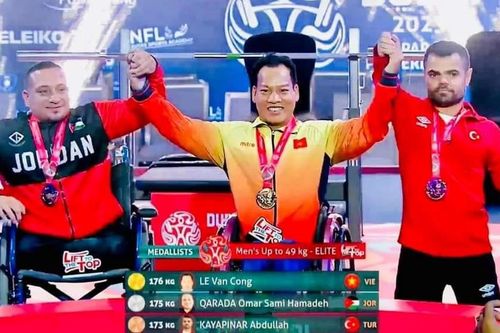 Khoảnh khắc lực sĩ Việt Nam nâng mức tạ 176 kg, chinh phục huy chương vàng thế giới khiến CĐV vỡ òa