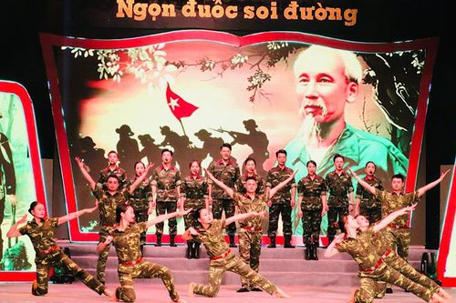 Hải Phòng công diễn chương trình nghệ thuật 'Ngọn đuốc soi đường'