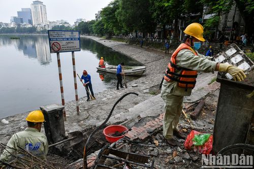 Thầm lặng giữ sạch những 'lá phổi xanh' của Hà Nội
