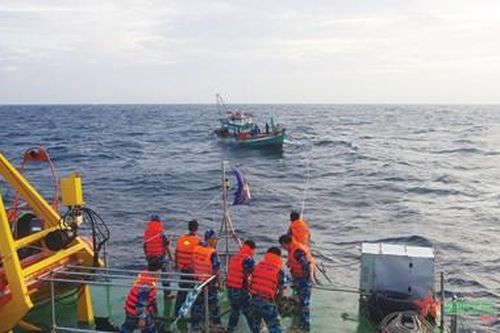 Cảnh sát biển đồng hành với ngư dân: 'Thấy các anh là thấy sự an toàn...'