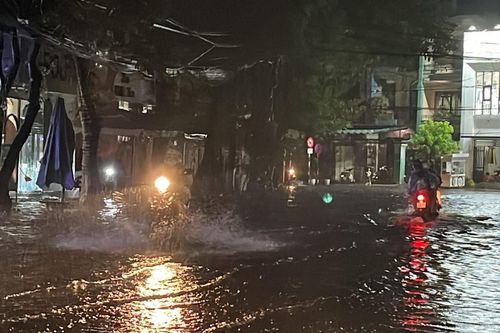 Mưa lớn gây ngập sâu nhiều tuyến đường ở TP Quảng Ngãi