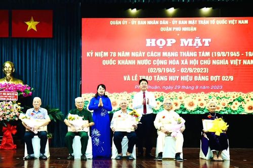 Trao Huy hiệu Đảng dịp 2-9 tại quận Phú Nhuận và quận 4