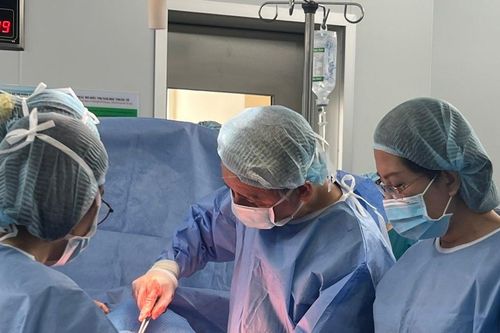 Can thiệp tắc mạch bướu máu bánh nhau cho sản phụ mang thai hơn 26 tuần tuổi
