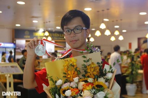 Từ cuốn sách năm lớp 2 đến Huy chương bạc QT của nam sinh Hà Nội
