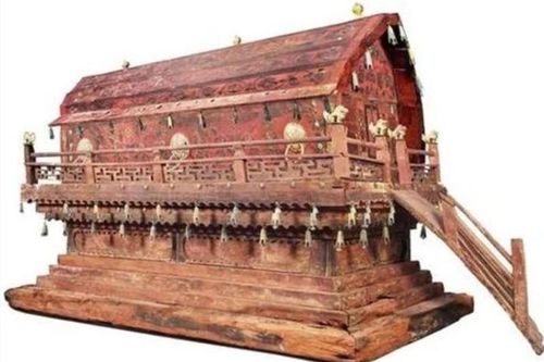 Bật nắp quan tài đỏ như máu, chuyên gia hốt hoảng hô: 'Chạy mau đi!'