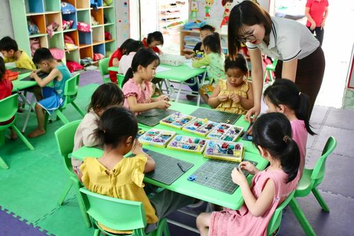 Cô giáo vùng cao vào rừng, lên nương vận động trò tới trường