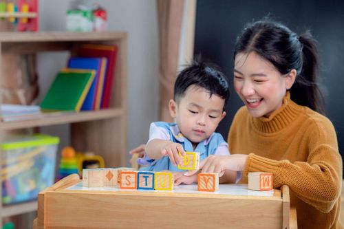 Cách vừa học vừa chơi với con hiệu quả