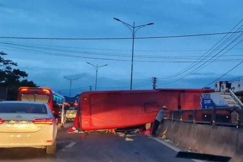 Xe khách lật trên quốc lộ khiến 5 người bị thương ở Quảng Bình