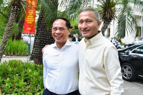 Bộ trưởng Ngoại giao Bùi Thanh Sơn mời Bộ trưởng Ngoại giao Singapore thưởng thức phở, cà phê sữa đá tại Hà Nội