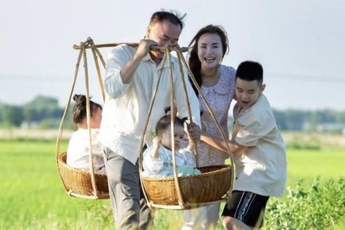 Ca sĩ Vy Oanh kết hợp cùng gia đình quay MV ca nhạc mới trong khung cảnh đồng quê