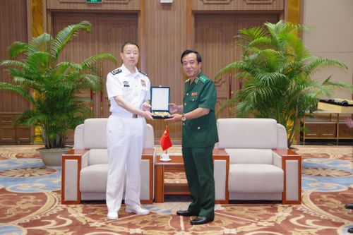 Trung tướng Lê Đức Thái tiếp xã giao Đoàn đại biểu Chiến khu miền Nam, Quân Giải phóng nhân dân Trung Quốc