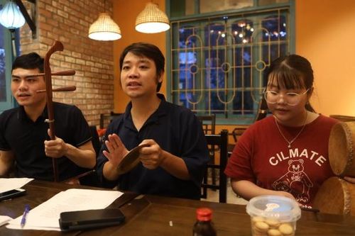 Nhóm bạn trẻ ở Hà Nội âm thầm bảo tồn, gìn giữ nghệ thuật hát xẩm