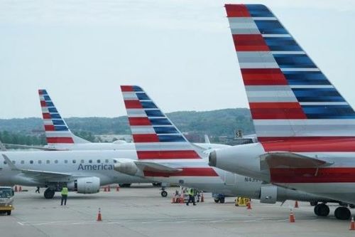 Mỹ phạt nặng American Airlines vì giữ hành khách trên đường băng