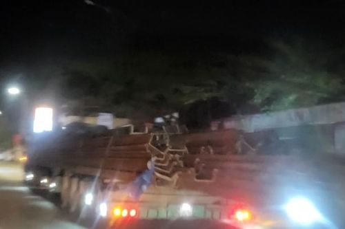 Thanh Hóa: Bắt xe chở sắt siêu dài trên Quốc lộ 1A