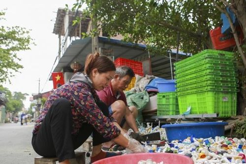 Phụ nữ giữ vai trò chủ đạo trong việc thu gom, phân loại và tái chế rác thải nhựa