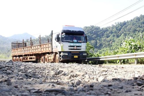 Việc nâng cấp đường lên cửa khẩu quốc tế Nam Giang gặp khó trong huy động vốn