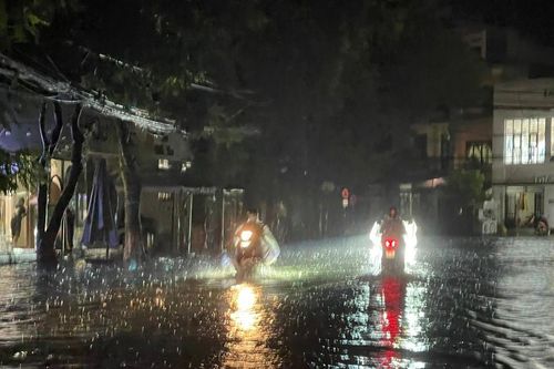 Nhiều tuyến đường ở TP Quảng Ngãi 'chìm' trong nước vì mưa lớn