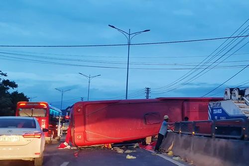 Nhiều người bị thương, hoảng loạn khi xe khách chở 30 người lật ngang trên quốc lộ 1A