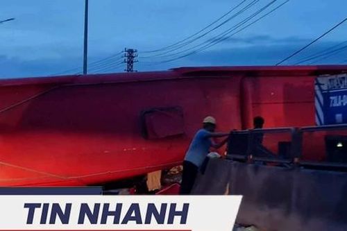 TIN NHANH: Hàng chục người kêu cứu vụ xe khách lật ngang quốc lộ; Trực thăng cháy lao vào nhà dân