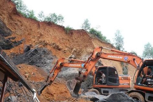 Sạt lở đất vùi lấp nhà ngói 7 gian, một người ở Bắc Giang tử vong
