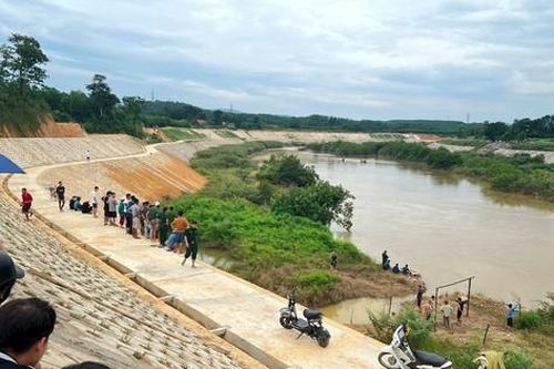 Nỗ lực tìm kiếm bé gái 10 tuổi rơi xuống sông mất tích