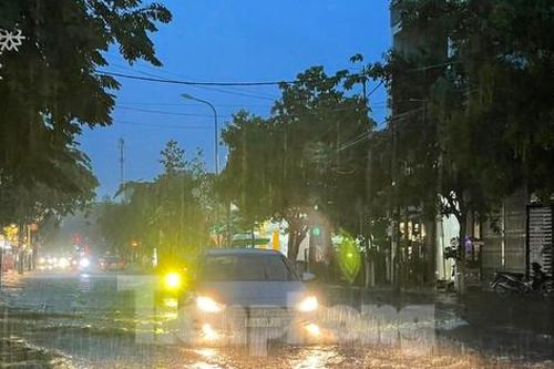 Mưa lớn sầm sập, nhiều tuyến phố ở Quảng Ngãi nước ngập tứ bề