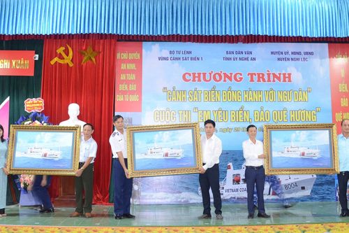 Bộ Tư lệnh Vùng Cảnh sát biển với chương trình 'Cảnh sát biển đồng hành với ngư dân' tại Nghệ An