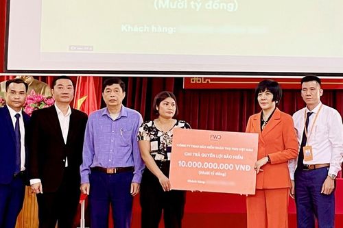 Một khách hàng của FWD nhận chi trả quyền lợi bảo hiểm 10 tỷ đồng