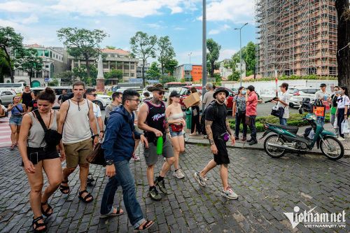 'Khách du lịch đứng trước cửa khách sạn, cướp đi qua giật cái giỏ chạy mất tiêu'