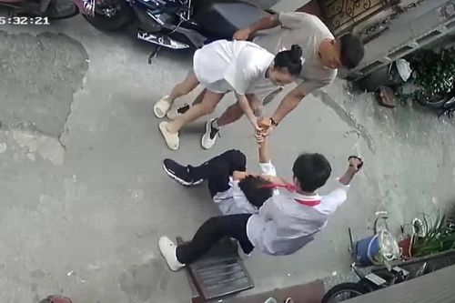 Xác minh nữ giáo viên cùng nhóm người đánh tới tấp nam sinh cấp 2 ở Hà Nội