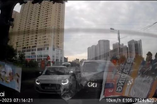 Hai ô tô kèn cựa nhau trên phố Hà Nội, không ai nhường ai