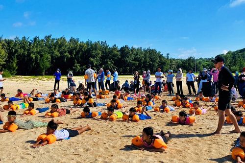 Người dân đảo Phú Quý theo con ra biển học bơi miễn phí