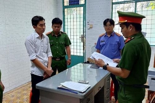Tống đạt Quyết định khởi tố Giám đốc Công ty Bất động sản lừa đảo hàng chục tỉ đồng