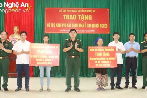 Bộ chỉ huy Quân sự tỉnh trao tiền hỗ trợ xây dựng nhà ở cho người nghèo huyện Quế Phong